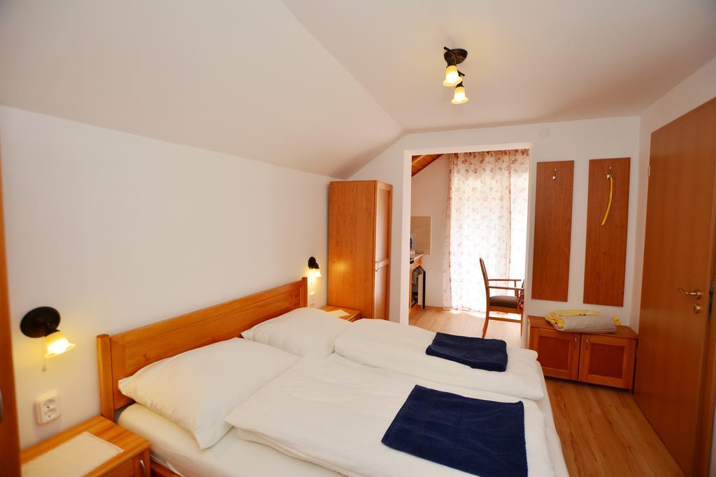 Viragoskert Apartman Heviz Room photo