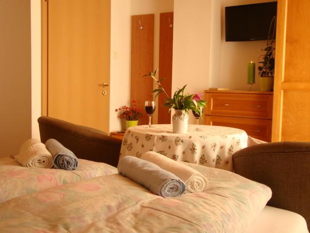 Viragoskert Apartman Heviz Room photo