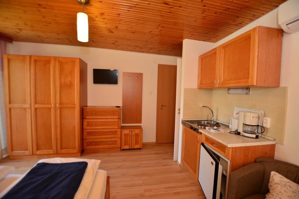 Viragoskert Apartman Heviz Room photo