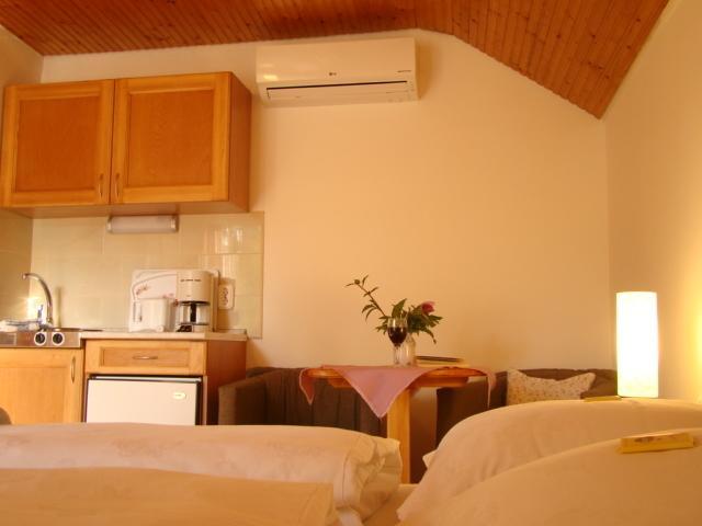Viragoskert Apartman Heviz Room photo