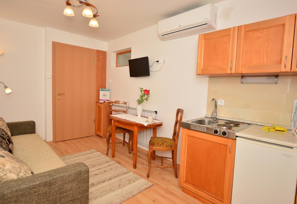Viragoskert Apartman Heviz Room photo