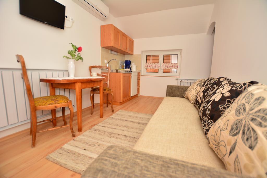 Viragoskert Apartman Heviz Room photo